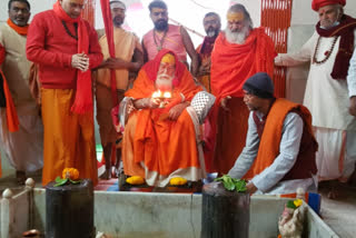 Swamiji performed Jalabhishek in the Jhoteshwar temple.