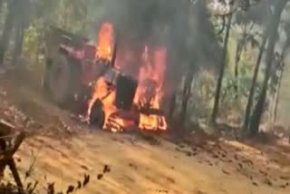 Naxalites set fire to 8 vehicles