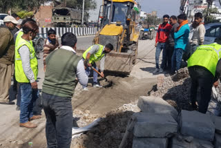 सड़क पर निर्माण समाग्री फैलाने वालो पर कार्रवाई