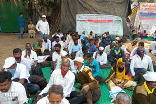 Teachers march on Education Minister Varsha Gaikwad's bungalow