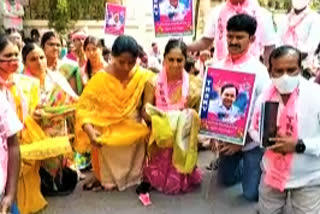 narega Field Assistants protested in front of panchayath raj commissionerate in Himayat Nagar