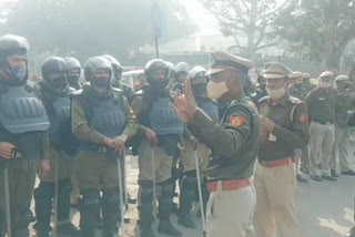 Heavy police force deployed at all railway stations of Delhi in view of kisan rail roko movement