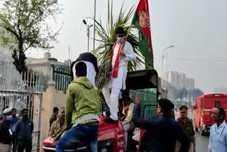 Protest in front of Assembly House in up, SP leader arrested