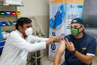 In Delhi, More than 10 thousand frontline workers were vaccinated in a single day