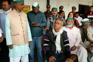 Farmers arrive at Modinagar railway station in Ghaziabad