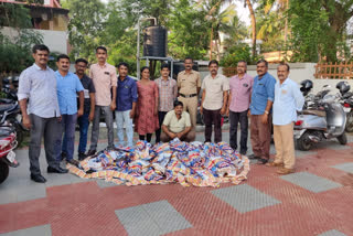 നിരോധിത പുകയില ഉത്പന്നങ്ങൾ പിടികൂടി  banned tobacco products seized from palakkad  banned tobacco products seized  tobacco products seized  ലക്ഷങ്ങൾ വിലവരുന്ന നിരോധിത പുകയില ഉത്പന്നങ്ങൾ  മാർക്കറ്റ് പരിസരങ്ങളിൽ നടത്തിയ മിന്നൽ പരിശോധന  200 കിലോ നിരോധിത പുകയില ഉത്പന്നങ്ങൾ