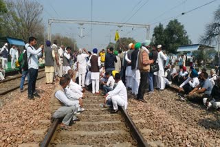 farmers-at-karnal-seating-at-the-track-for-protest-against-agriculture-law