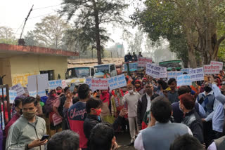 Protest outside the Jal Board office in Delhi for not getting water