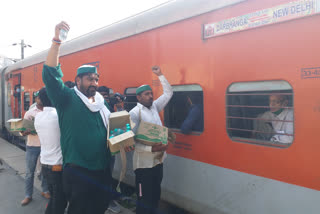 farmer stoped rail at dankour railway station in noida