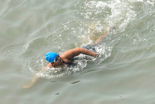 12 year old jia rai swimming distance from worli sealink to gateway of india