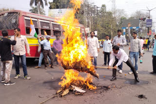 কুশপুত্তলিকা দাহ করে জ্বালানির দাম বৃদ্ধির প্রতিবাদ