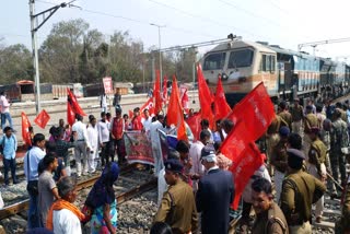 rail-chakka-jam-in-support-of-farmers-movement-in-jharkhand