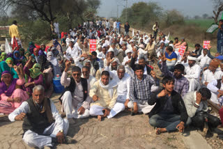 farmers stop train bhiwani