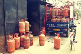 the-rising-price-of-gas-cylinders-spoiled-the-budget-of-the-middle-class-in-raipur