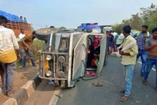 వాహనం బోల్తా... ఇద్దరికి గాయాలు...