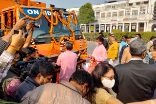 NDMC chairman flagged of a fleet of 6 compactors to collect garbage in ndmc area made of CNG