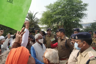 Farmers organizations protest under rail stop campaign