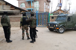 Encounter in Shopian  Jammu and Kashmir  Kashmir Zone Police  encounter in Jammu and Kashmir  ഷോപ്പിയാനില്‍ സുരക്ഷാസേനയും ഭീകരരും തമ്മില്‍ ഏറ്റുമുട്ടുന്നു  ഷോപ്പിയാനില്‍ സുരക്ഷാസേനയും ഭീകരരും  ഷോപ്പിയാന്‍ ഏറ്റുമുട്ടല്‍