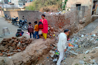 residents of sangam vihar falling in the deep ditches