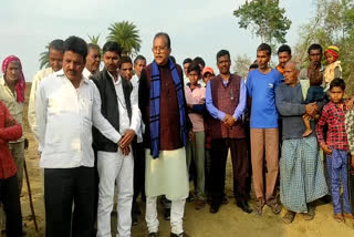 rjd-leader-radhakrishna-kishore-met-agitating-villagers-in-palamu