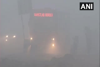 Parts of Delhi engulfs with heavy fog; air quality remains 'very poor'  ഡൽഹിയുടെ വിവിധ ഭാഗങ്ങളിൽ കനത്ത മൂടൽ മഞ്ഞ്  വായു ഗുണനിലവാര സൂചിക  Air quality index