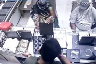 जोधपुर न्यूज  चोरी  नेकलेस की चोरी  ज्वेलरी शोरूम  क्राइम इन जोधपुर  Crime in Jodhpur  Jewelery Showroom  Necklace theft  theft  Jodhpur news  Masked woman