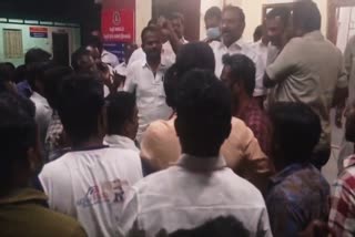 கரூரில் திமுக - அதிமுகவினர் இடையே தள்ளு முள்ளு  கரூரில் திமுக - அதிமுகவினர் மோதல்  திமுக பேனர் கிழிப்பு  கரூர் திமுக பேனர் விவகாரம்  DMK banner tear  DMK banner tear Issue In Karur  DMK-AIADMK clash in Karur  Push thorn between DMK and AIADMK in Karur