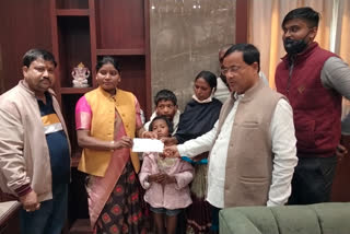 municipal-corporation-given-1-lakh-to-corona-warriors-in-ranchi