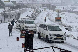 tourists trapped in Nathu La  India-China border  heavy snowfall in Tezpur  Indian Army rescue operation  സിക്കിമിൽ മഞ്ഞ് വീഴ്ചച  447 സഞ്ചാരികളെ രക്ഷപ്പെടുത്തിട  നാഥു ലയിൽ മഞ്ഞ് വീഴ്ചച