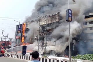 palakkad  palakkad stadium bus stand fire accident  പാലക്കാട് സ്റ്റേഡിയം ബസ് സ്റ്റാൻഡിനടുത്ത് വൻ തീപിടുത്തം