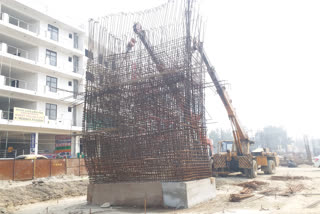 Pillar of iron mesh fell in Ghangel elevated in Noida