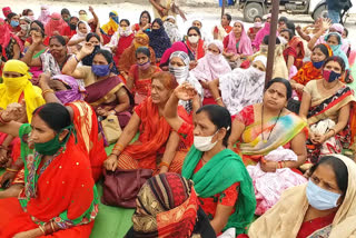 Anganwadi workers and Sahayika Sangh are demonstrating their demands in raipur