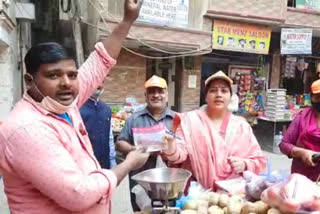 Street vendors cooperating in construction of Ram temple in Savitri Nagar delhi