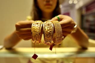 Gold tanks Rs 239; silver tumbles Rs 723