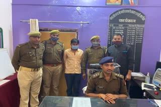 पुलिस की गिरफ्त में आरोपी.