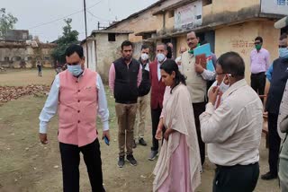 bilaspur-division-commissioner-inspects-english-medium-school-in-pendra