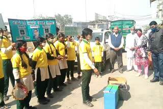 Children made people aware of garbage through street plays in mehram nagar