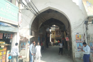 historic door of Mehram Nagar needs repair in delhi