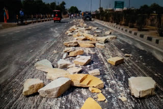 Escaped by throwing stones on the national highway