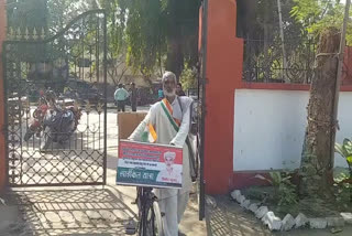 vinod-arrives-in-dhanbad-on-a-cycle-tour-from-up-on-17-point-demands