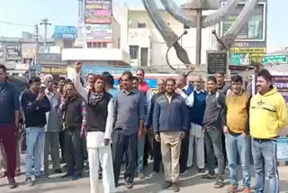 shopkeepers-protest-against-vehicle-challan-by-traffic-police-in-markets