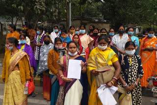 women opposes opening of government liquor shop in seraikela