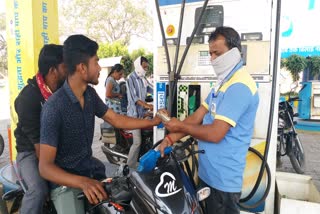 Petrol price crosses Rs 100 in Chhindwara