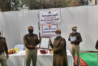 palam police station, delhi police foundation day,  delhi police,  palam police station policemen and womens  policemens honored in palam police station,  दिल्ली पालम थाने में 21 पुलिसकर्मी सम्मानित, दिल्ली पुलिस का 74वां स्थापना दिवस