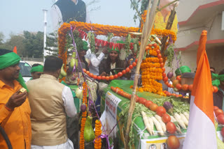 mla amba prasad's unique style in tractor rally in hazaribag