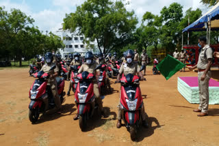 பெண் காவலர்களுக்கு இருசக்கர வாகனங்கள் வழங்கும் நிகழ்ச்சி