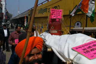 पेट्रोल, डीजल और गैस सिलेंडर की बढ़ती महंगाई के विरोध में कांग्रेसियों ने निकाली शवयात्रा