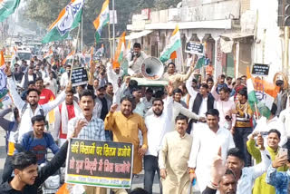 Congress workers performing