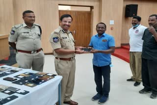 cybarabad cp sajjanar gave mobile phones to victims in hyderabad