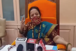 Mayor Kishori Pednekar distributed masks